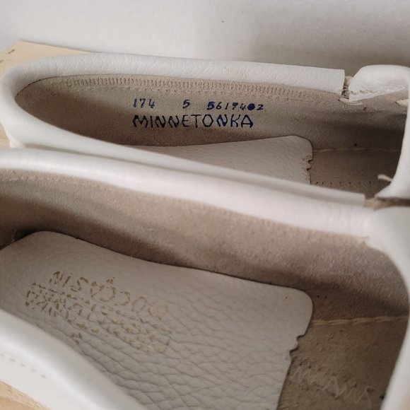 NEW Minnetonka Womens White Leather Thunderbird Boat Moccasins size 5 - Picture 8 of 8